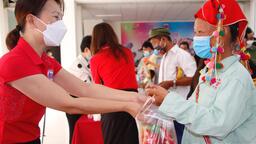 Mang yêu thương đến với bệnh nhân nghèo vùng cao