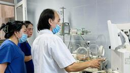 PGS TS. Nguyễn Tiến Dũng - Nguyên Trưởng khoa Nhi, Bệnh viện Bạch Mai thăm Khoa Nhi, khoa Sản, khoa Hồi sức tích cực tại bệnh viện đa khoa tỉnh Lai Châu.