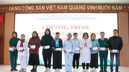 Công đoàn Bệnh viện Đa Khoa Tỉnh Lai Châu tặng quà chăm lo Tết cho đoàn viên.