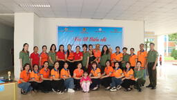 BỆNH VIỆN ĐA KHOA TỈNH PHỐI HỢP CÙNG NHÓM CHÁO THIỆN NGUYỆN, HỘI PNCS - ANND CÔNG AN TỈNH,CHI ĐOÀN PHÒNG QUẢN LÝ XUẤT NHẬP CẢNH TỔ CHỨC CHƯƠNG TRÌNH “QUỐC TẾ THIẾU NHI 1/6” CHO CÁC BỆNH NHI