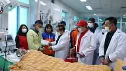Đoàn công tác của tỉnh thăm và tặng quà cho bệnh nhân đang điều trị tại Bệnh viện Đa khoa tỉnh nhân dịp Tết Nguyên đán Ất Tỵ 2025