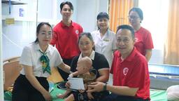 HỘI CHỮ THẬP ĐỎ TỈNH LAI CHÂU THĂM VÀ TRAO QUÀ CHO BỆNH NHI ĐANG ĐIỀU TRỊ TẠI BỆNH VIỆN ĐA KHOA TỈNH