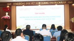 BỆNH VIỆN ĐA KHOA TỈNH PHỐI HỢP VỚI TRUNG TÂM KIỂM SOÁT BỆNH TẬT TỈNH TẬP HUẤN HƯỚNG DẪN XÂY DỰNG MÔI TRƯỜNG KHÔNG KHÓI THUỐC CHO CÁN BỘ, NHÂN VIÊN Y TẾ