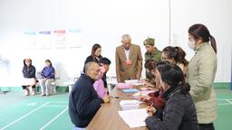 Bệnh viện Đa khoa tỉnh phối với Khu vực bầu cử số 16, Tổ dân phố 27 tổ chức điểm bầu cử lưu động phục vụ bệnh nhân bầu cử