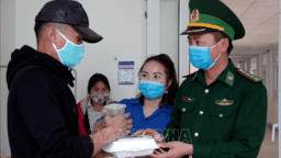 Thực hiện các biện pháp cấp bách phòng, chống dịch COVID-19, hàng quán ăn đóng cửa nên các bệnh nhân đang điều trị tại Bệnh viện Đa khoa Lai Châu gặp khó khăn trong mua đồ ăn uống hằng ngày.