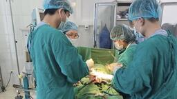 Mổ u nang buồng trứng nặng gần 8kg tại Bệnh viện đa khoa tỉnh