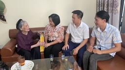 Bệnh viện đa khoa tỉnh Lai Châu thăm, tặng quà gia đình chính sách, người có công nhân ngày Thương binh liệt sỹ 27/7