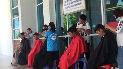 Salon Tóc Hồng Tươi Cắt tóc miễm phí cho bệnh nhân điều trị tại Bv