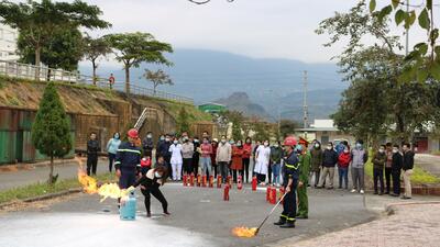 Viên chức, người lao động  tham gia tập huấn phòng cháy, chữa cháy tại BVĐKT