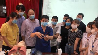 Bs Hoàng Ngọc Tuyến - Trưởng khoa HSCC hướng dẫn học viên tuyến huyện về kỹ thuật đặt ống NKQ