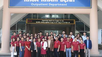 Đại diện lãnh đạo và các bác sỹ Bệnh viện đa khoa tỉnh chụp ảnh lưu niệm cùng Đoàn công tác Trung tâm y tế Huyện Than Uyên, Tân Uyên