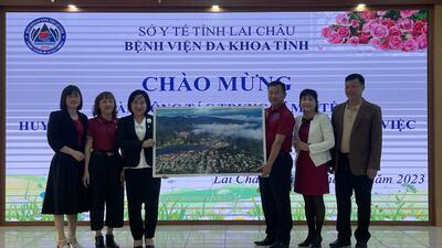 Ban lãnh đạo BVĐKT chụp ảnh lưu niệm cùng lãnh đạo TTYT huyện Than Uyên - Tân Uyên.