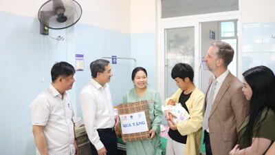 IM✅ Đoàn công tác Bộ y tế do GS.TS Trần Văn Thuấn - Thứ trưởng Bộ Y tế làm trưởng đoàn đến thăm và tặng quà cho 20 Bệnh nhân nhi, sản phụ có hoàn cảnh khó khăn đang nằm điều trị tại bệnh viện đa khoa tỉnh Lai Châu.G_6287_0df8b7bed8