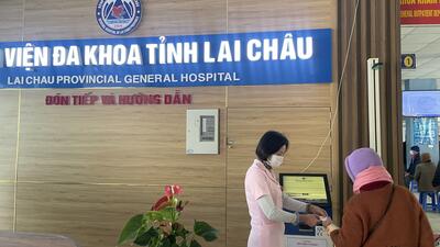 Nhân viên y tế lấy số khám cho người bệnh