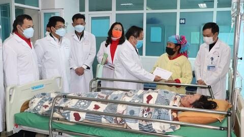 Phó Chủ tịch Thường trực UBND tỉnh thăm, tặng quà Tết cho bệnh nhân tại Bệnh viện Đa khoa tỉnh Lai Châu