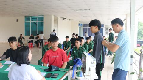 Bệnh viện Đa khoa tỉnh Lai Châu phối hợp với Ban Chỉ huy Quân sự phường Đoàn kết khám tuyển sinh Quân sự