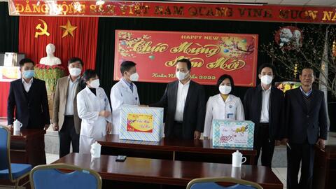 Đoàn công tác do Chủ tịch UBND tỉnh- trưởng đoàn, đến thăm tặng quà, chúc Tết Bệnh viện đa khoa tỉnh