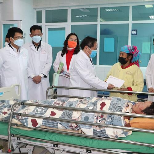 Phó Chủ tịch Thường trực UBND tỉnh thăm, tặng quà Tết cho bệnh nhân tại Bệnh viện Đa khoa tỉnh Lai Châu