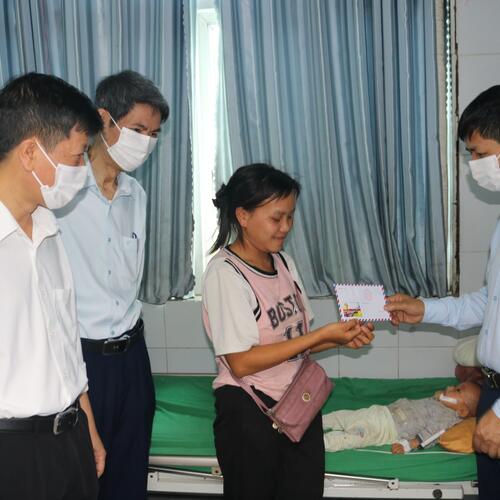 LÃNH ĐẠO SỞ Y TẾ  THĂM VÀ ĐỘNG VIÊN CÁC EM NHỎ ĐANG ĐIỀU TRỊ TẠI BỆNH VIỆN DỊP 1/6