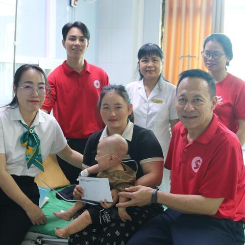 HỘI CHỮ THẬP ĐỎ TỈNH LAI CHÂU THĂM VÀ TRAO QUÀ CHO BỆNH NHI ĐANG ĐIỀU TRỊ TẠI BỆNH VIỆN ĐA KHOA TỈNH