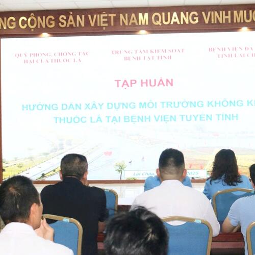 BỆNH VIỆN ĐA KHOA TỈNH PHỐI HỢP VỚI TRUNG TÂM KIỂM SOÁT BỆNH TẬT TỈNH TẬP HUẤN HƯỚNG DẪN XÂY DỰNG MÔI TRƯỜNG KHÔNG KHÓI THUỐC CHO CÁN BỘ, NHÂN VIÊN Y TẾ
