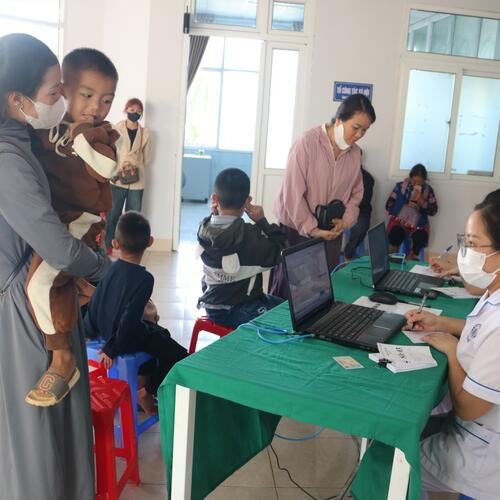 BỆNH VIỆN ĐA KHOA TỈNH LAI CHÂU PHỐI HỢP VỚI BỆNH VIỆN E TỔ CHỨC KHÁM SÀNG LỌC DỊ TẬT BẨM SINH CHO TRẺ EM