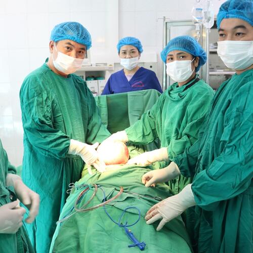 Bệnh viện đa khoa tỉnh Lai Châu phẫu thuật thành công khối u xơ tử cung nặng hơn 3 kg