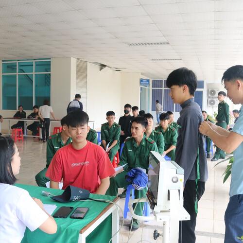 Bệnh viện Đa khoa tỉnh Lai Châu phối hợp với Ban Chỉ huy Quân sự phường Đoàn kết khám tuyển sinh Quân sự