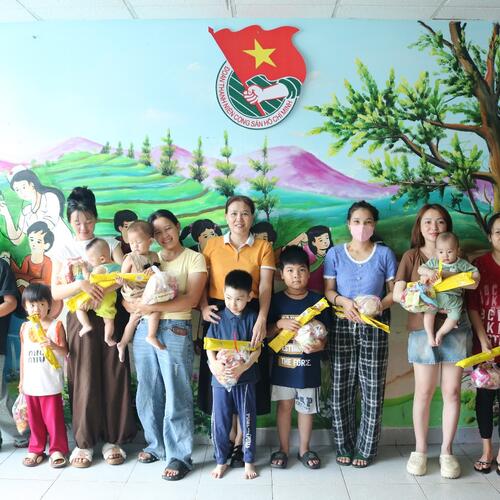 Bệnh viện Đa khoa tỉnh trao quà cho các bệnh nhi nhân Ngày Quốc tế Thiếu nhi 1/6