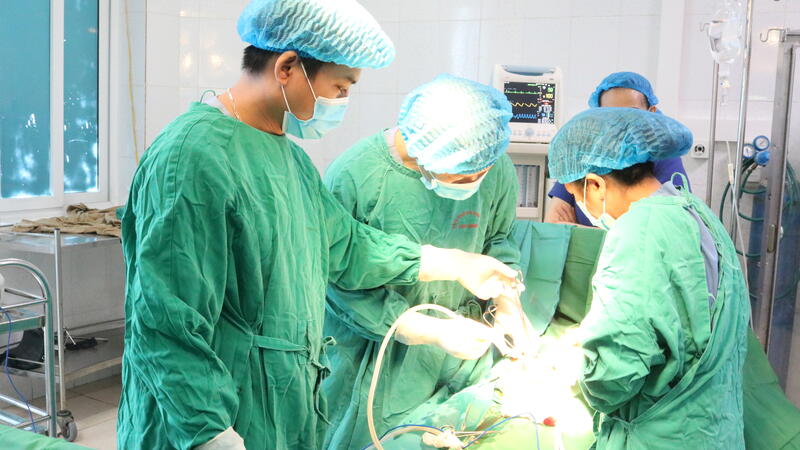 Phẫu thuật thành công u nang buồng trứng lớn nặng gần 8 kg tại Bệnh viện đa khoa Tỉnh Lai Châu