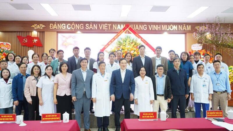 Phó Bí thư Tỉnh ủy Thăm và chúc mừng  viên chức, người lao động Bệnh viện Đa khoa tỉnh nhân Ngày Thầy thuốc Việt Nam