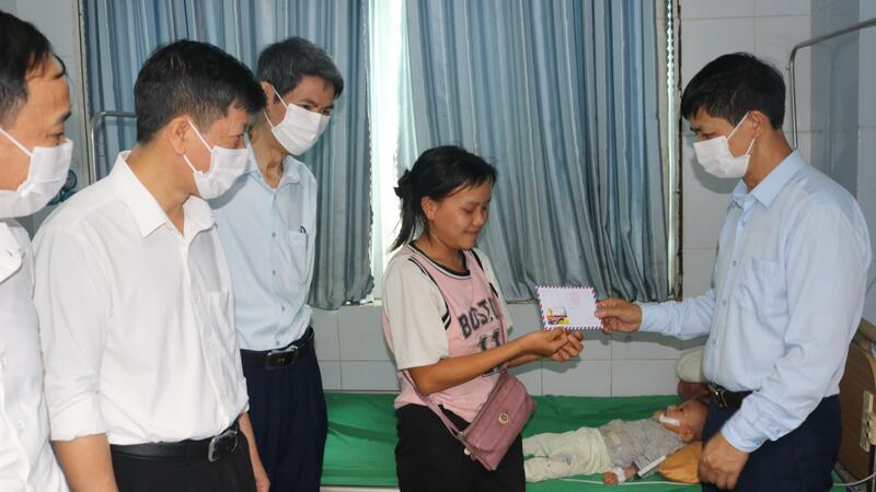 LÃNH ĐẠO SỞ Y TẾ THĂM VÀ ĐỘNG VIÊN CÁC EM NHỎ ĐANG ĐIỀU TRỊ TẠI BỆNH VIỆN DỊP 1/6