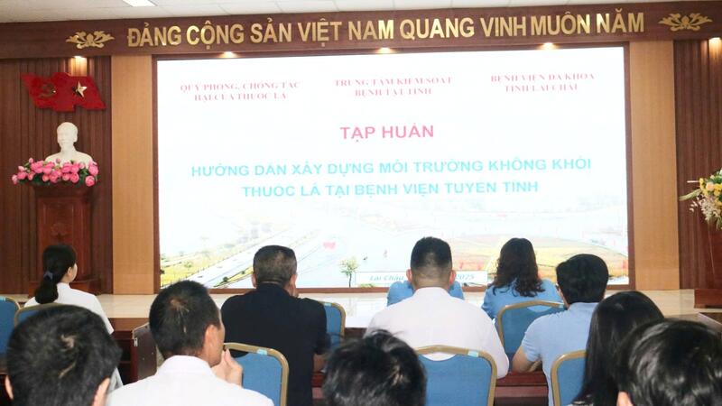 BỆNH VIỆN ĐA KHOA TỈNH PHỐI HỢP VỚI TRUNG TÂM KIỂM SOÁT BỆNH TẬT TỈNH TẬP HUẤN HƯỚNG DẪN XÂY DỰNG MÔI TRƯỜNG KHÔNG KHÓI THUỐC CHO CÁN BỘ, NHÂN VIÊN Y TẾ