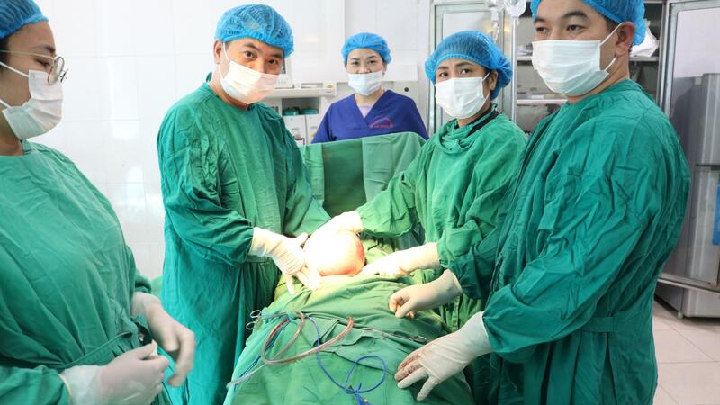 Bệnh viện đa khoa tỉnh Lai Châu phẫu thuật thành công khối u xơ tử cung nặng hơn 3 kg