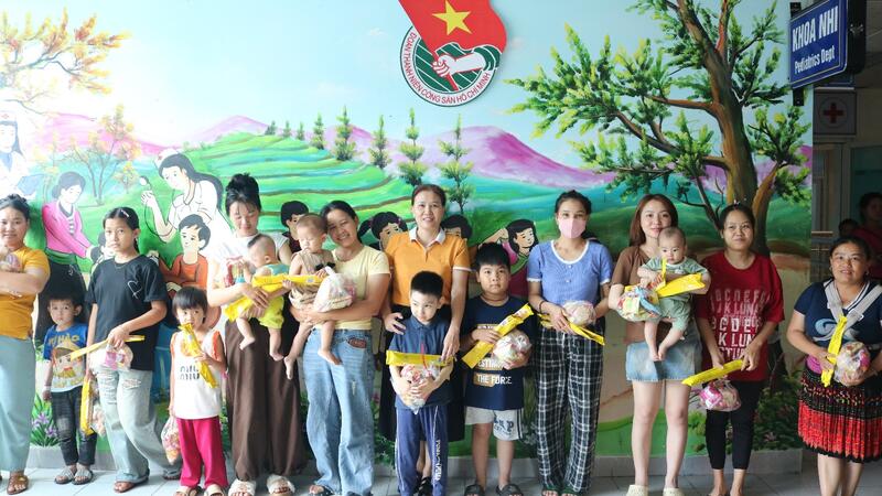 Bệnh viện Đa khoa tỉnh trao quà cho các bệnh nhi nhân Ngày Quốc tế Thiếu nhi 1/6