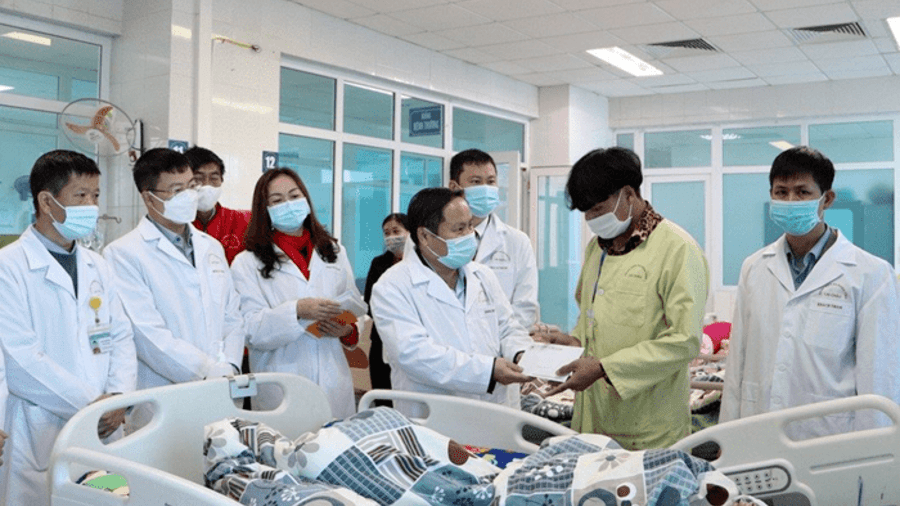 Phó Chủ tịch Thường trực UBND tỉnh thăm và chúc Tết các bệnh nhân tại Bệnh viện Đa khoa tỉnh