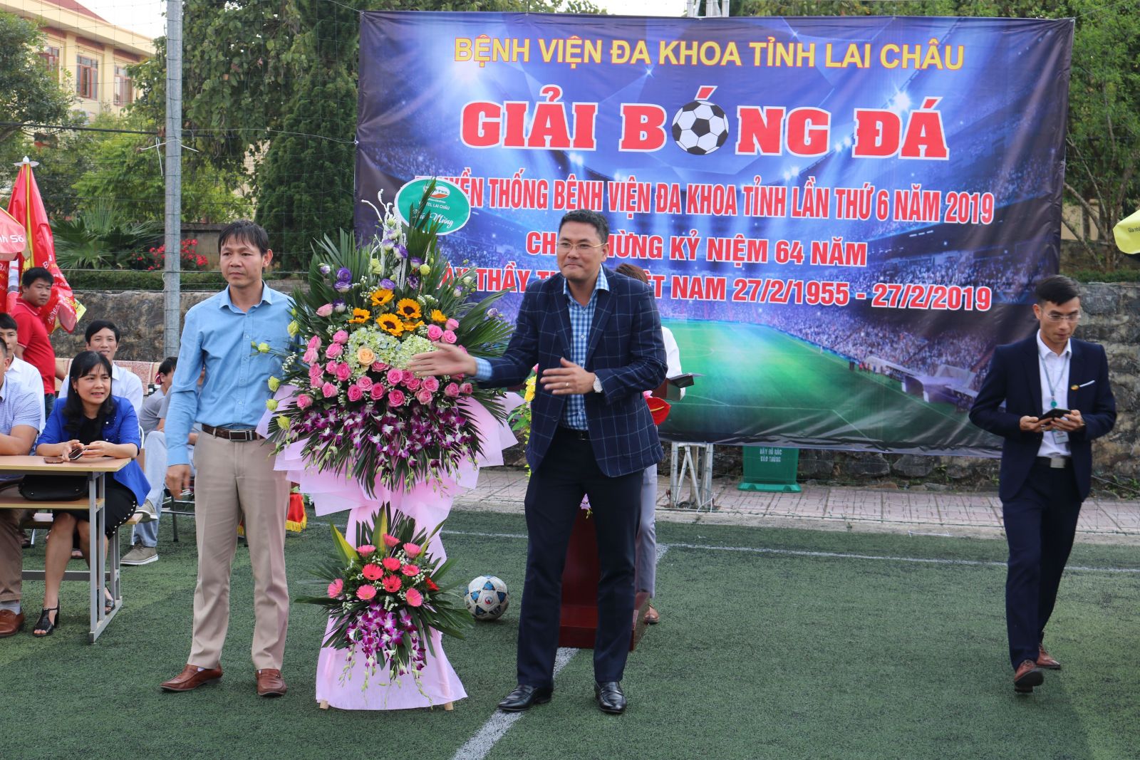 Đại diện lãnh dạo Viettel Lai Châu tặng hoa chúc mừng giải đấu
