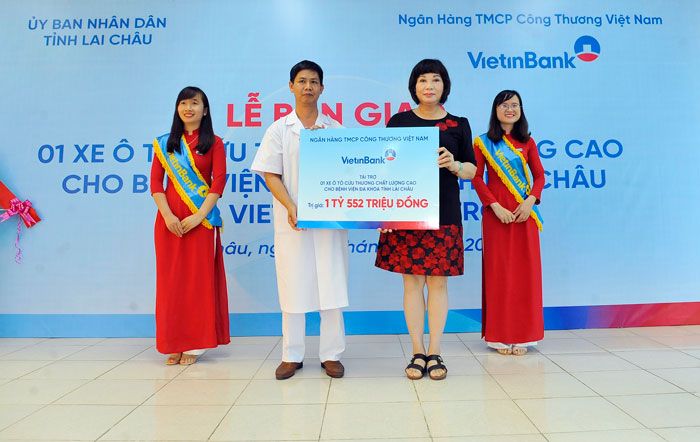 Đại diện VietinBank trao biển tượng trưng số tiền tài trợ cho Bệnh viện