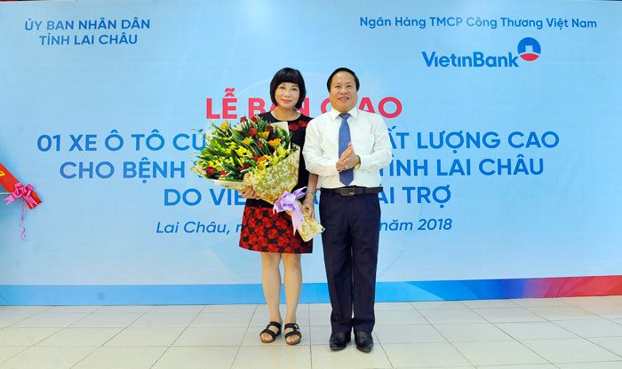Lãnh đạo tỉnh Lai Châu tặng hoa cảm ơn VietinBank