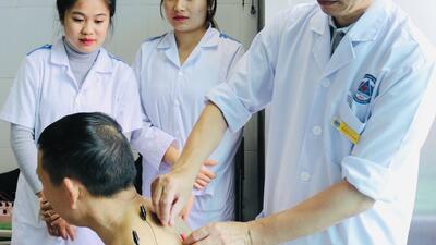 Lãnh đạo khoa Y học cổ truyền hướng dẫn các học viên các kỹ thuật thủ thụt y học cổ truyền tại BVĐKT 