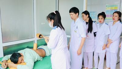 Lãnh đạo khoa Y học cổ truyền hướng dẫn các học viên các kỹ thuật thủ thụt y học cổ truyền tại BVĐKT 