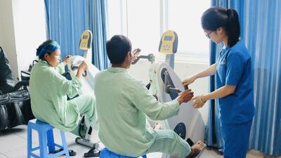 Hướng dẫn bệnh nhân tập vận động tại khoa Y học cổ truyền