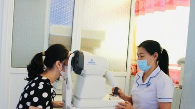 Đo thị lực cho bệnh nhân đến khám tại BVĐKT Lai Châu