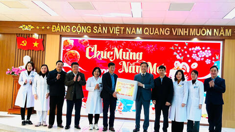 Đoàn công tác Tỉnh ủy, Thành ủy cùng đại diện lãnh đạo các ban ngành thăm và chúc Tết cán bộ viên chức, NLĐ Bệnh viện đa khoa tỉnh